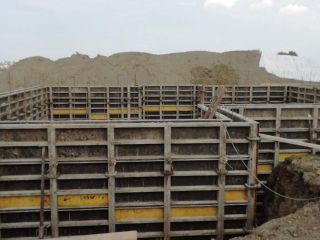 EFH Bodenplatte einschalen, armieren und betonieren. Betonwände einschalen, armieren und betonieren.