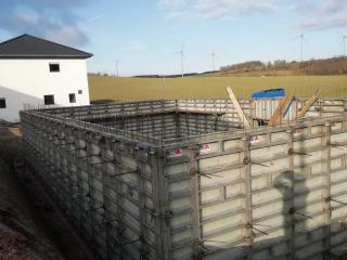 EFH Bodenplatte einschalen, armieren und betonieren. Betonwände einschalen, armieren und betonieren.