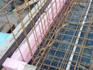 EFH Bodenplatte einschalen, armieren und betonieren. Betonwände einschalen, armieren und betonieren.