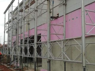 EFH Bodenplatte einschalen, armieren und betonieren. Betonwände einschalen, armieren und betonieren.