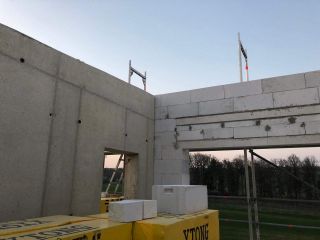 EFH Bodenplatte einschalen, armieren und betonieren. Betonwände einschalen, armieren und betonieren.