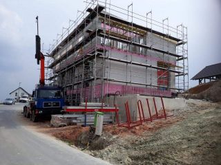 EFH Bodenplatte einschalen, armieren und betonieren. Betonwände einschalen, armieren und betonieren.