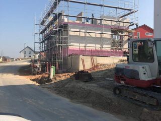 EFH Bodenplatte einschalen, armieren und betonieren. Betonwände einschalen, armieren und betonieren.