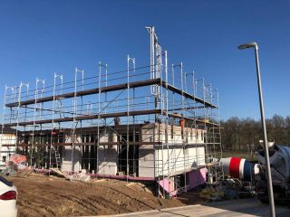 EFH Bodenplatte einschalen, armieren und betonieren. Betonwände einschalen, armieren und betonieren.