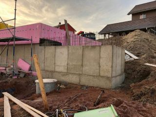 EFH Bodenplatte einschalen, armieren und betonieren. Betonwände einschalen, armieren und betonieren.