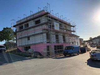 EFH Bodenplatte einschalen, armieren und betonieren. Betonwände einschalen, armieren und betonieren.