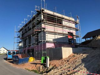 EFH Bodenplatte einschalen, armieren und betonieren. Betonwände einschalen, armieren und betonieren.